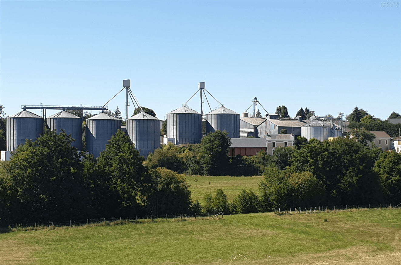 Les silos &#224; grains des ETS Renaud sur le site agricole de Lu&#231;ay Le M&#226;le